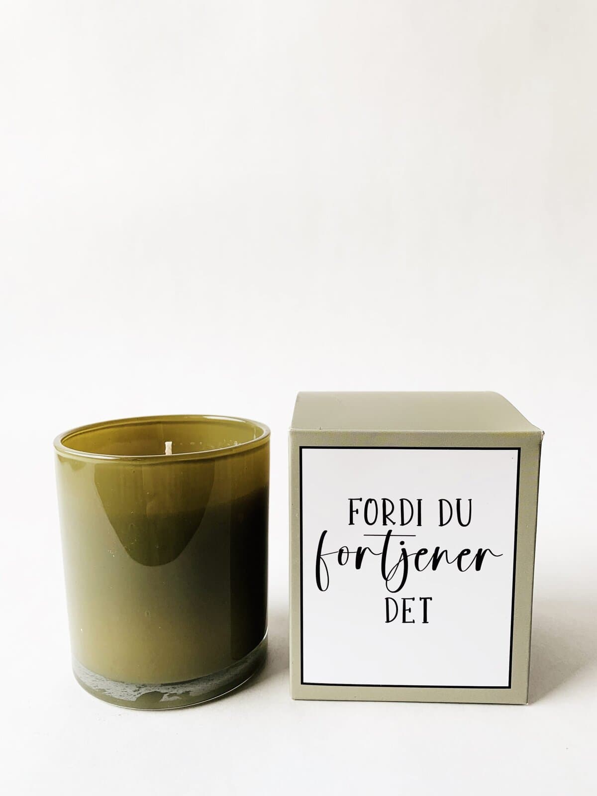 Duftlys i gaveeske 8x9cm "fordi du fortjener det"