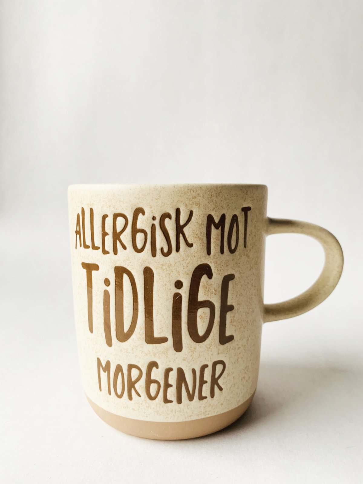 Krus h 9,5 cm "Allergisk mot tidlige morgener"